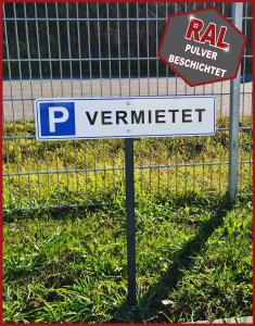 Preview: Schilderpfosten RAL pulverlackiert mit Parkplatzschild Dibond im Kennzeichenformat mit Befestigungsmaterial